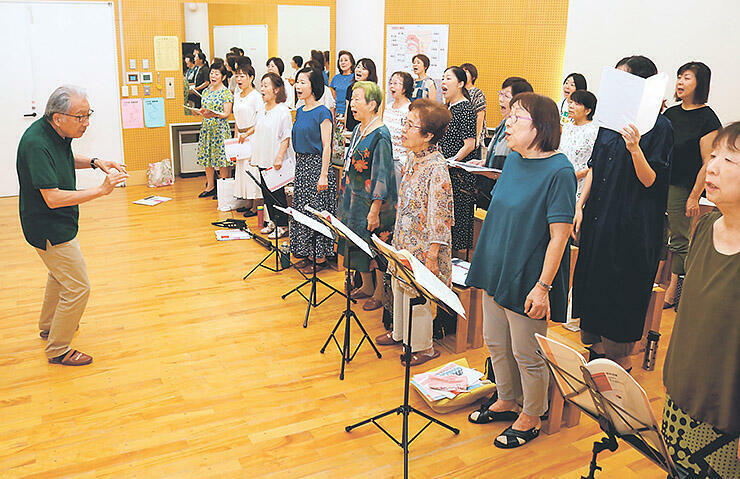 岸さん（左）の指導を受け、練習に励むメンバー=砺波市出町小学校