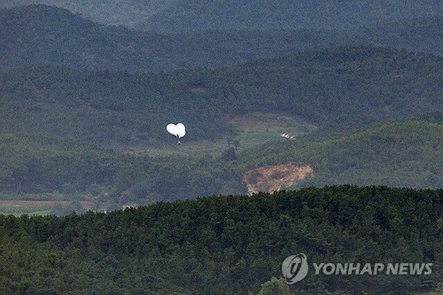 南北軍事境界線に近い京畿道・坡州の烏頭山統一展望台で今月5日に撮影された北朝鮮のごみ風船＝（聯合ニュース）