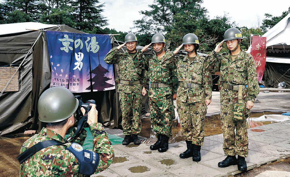 入浴支援に当たった自衛隊員＝珠洲市若山小