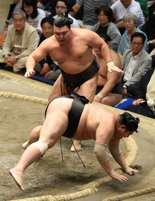 阿炎（下）をはたき込みで破る霧島（撮影・中島郁夫）