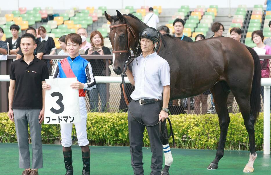 　フードマンで新馬戦を制した松山（中央）ら