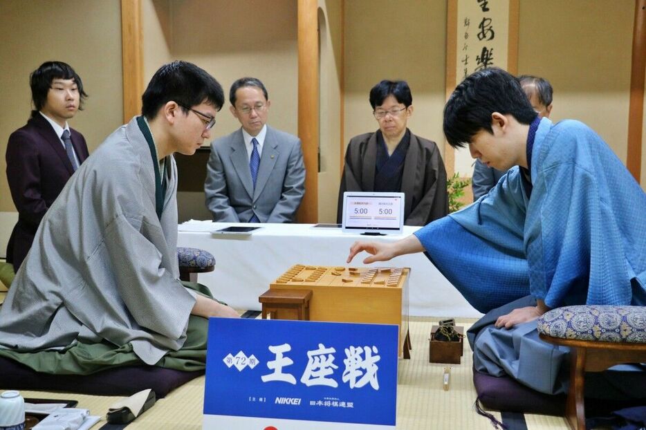 ウェスティン都ホテル京都での将棋・第７２期王座戦五番勝負第３局の開始に向け、駒を並べる藤井聡太王座（右）と永瀬拓矢九段（日本将棋連盟提供）