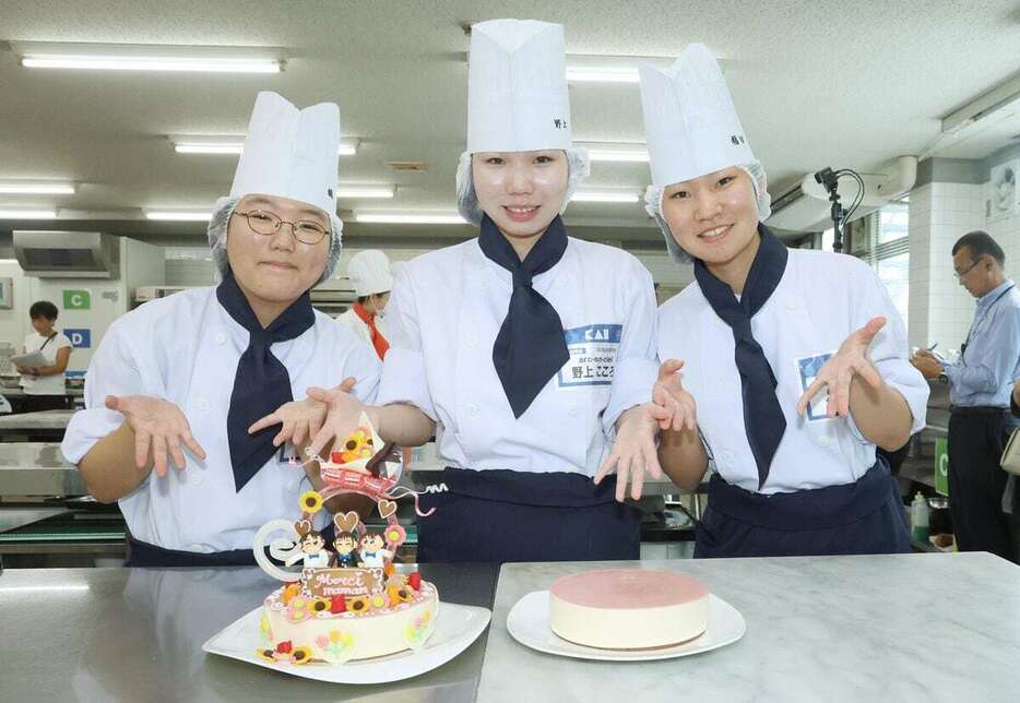 第17回スイーツ甲子園で優勝し、ケーキを前に記念撮影に応じる飯塚高校のメンバー＝16日、東京都世田谷区（関勝行撮影）