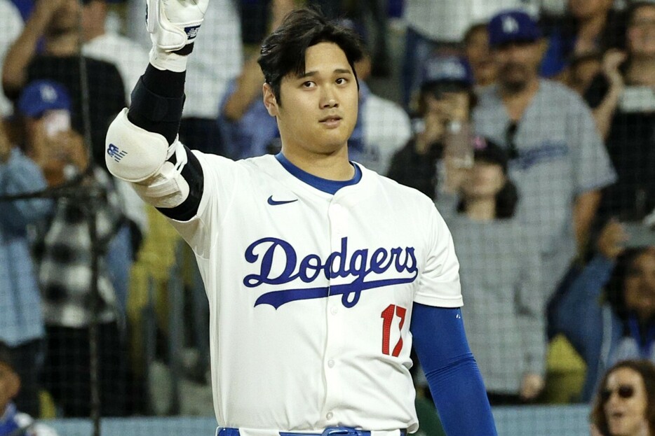 大谷が放った50号弾の行方は手にした男性ファンが持ち帰り、錯そうしている。(C)Getty Images