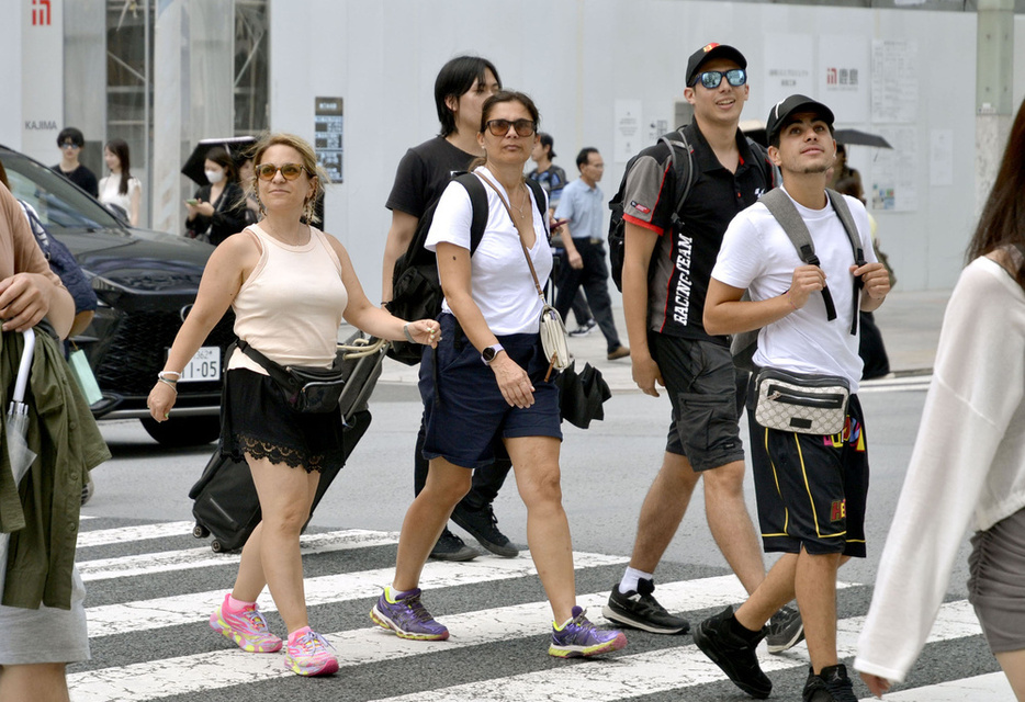 東京・銀座を歩く訪日客ら＝8月1日