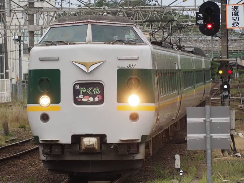 「やくも」の定期運行を６月１５日に終えた３８１系＝２０２４年６月９日、鳥取県米子市