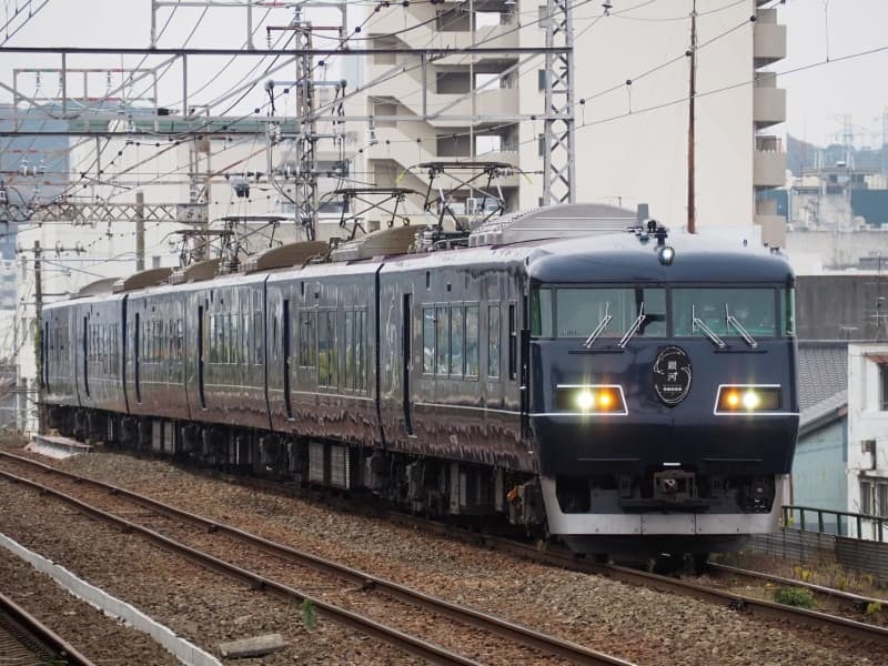 ＪＲ西日本の長距離列車「ウエストエクスプレス銀河」＝２０２０年１２月１３日、山口県下関市