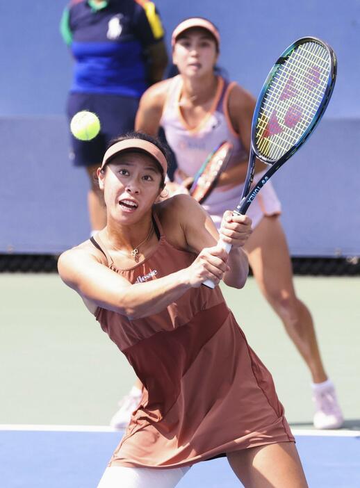 女子ダブルス2回戦でプレーする柴原瑛菜（手前）、アルディラ・スーチャディ組＝ニューヨーク（共同）