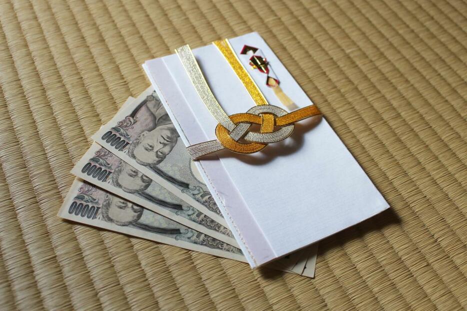 結婚式に夫婦で参加！ ご祝儀を「5万円」渡したけど、新郎新婦は“損”にならない？ 1人「3万円」ずつ用意する必要はないの？ 結婚式にかかる費用とあわせて解説