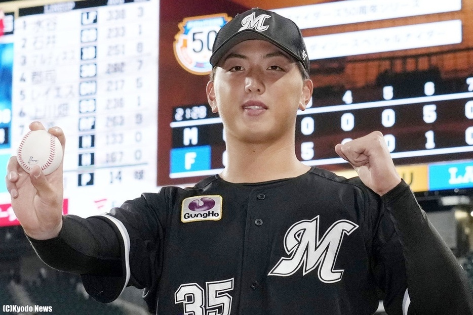 プロ初勝利を挙げウイニングボールを手にポーズをとる田中晴也