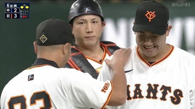 菅野智之投手に声をかける巨人の阿部慎之助監督(画像:日テレジータス)