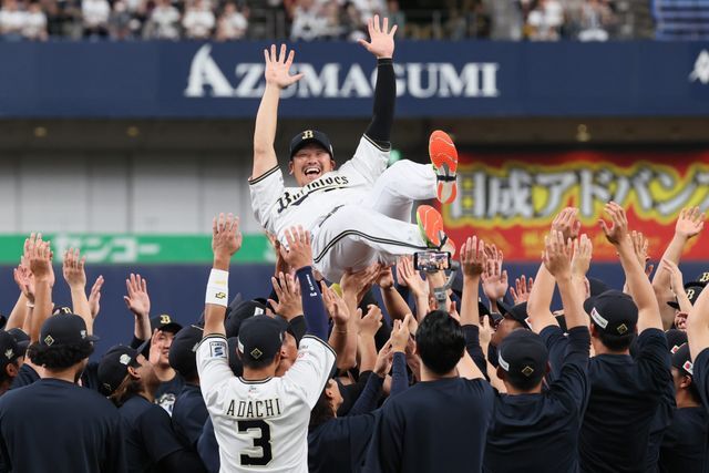 オリックスの選手たちに胴上げをされるT-岡田選手【写真：時事】