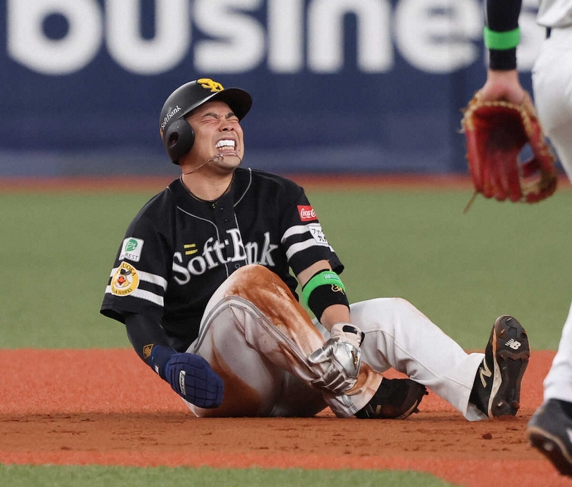 16日のオリックス戦で右足首を痛めたソフトバンク・近藤