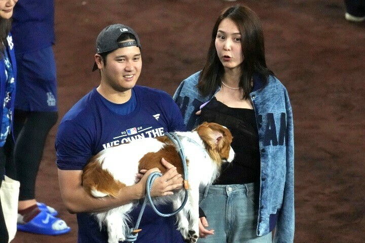 大谷夫妻と愛犬デコピンの微笑ましいシーンの反響が止まない。(C)AP/AFLO