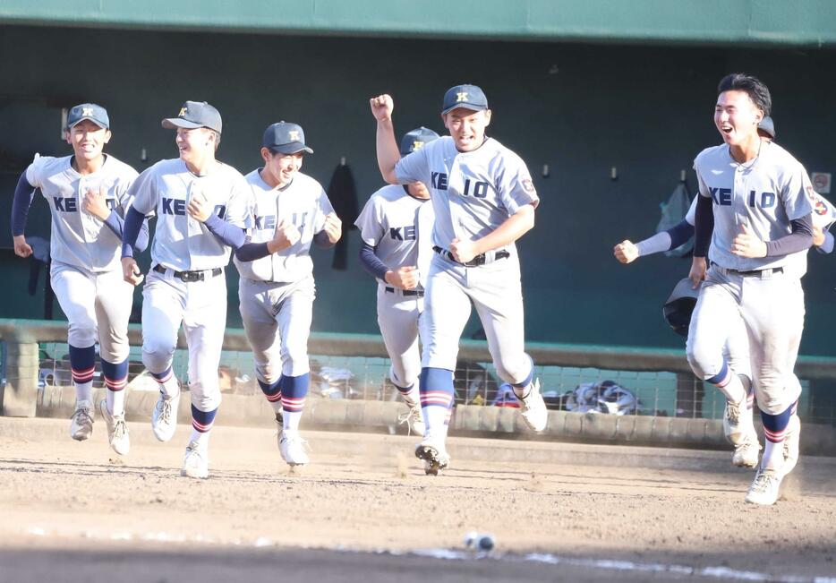 勝利した慶應義塾の選手たち