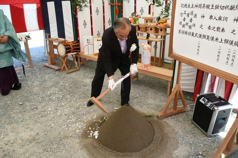 くわ入れをする伊沢町長