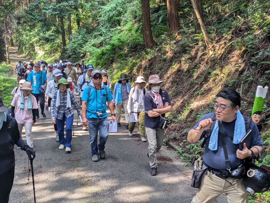 高田城本丸を目指す参加者=岡山県真庭市で