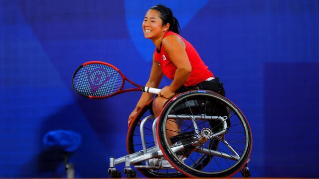 パリパラリンピックの車いすテニスで決勝へ進む上地結衣選手(写真：西村尚己/アフロスポーツ)