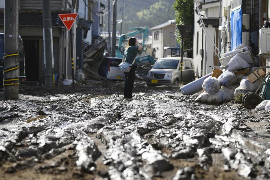 豪雨で冠水し泥に覆われた石川県輪島市の中心部＝23日午後3時29分