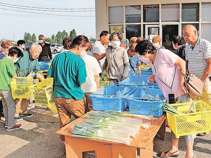 多くの人でにぎわう「ふれあい朝市」