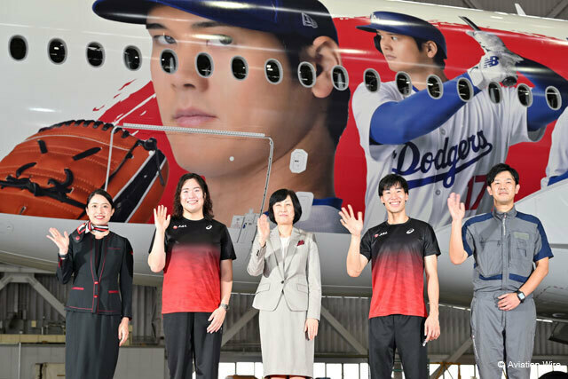 羽田空港の格納庫で大谷翔平選手をデザインした「DREAM SHO JET」を披露するJALの鳥取三津子社長（中央）と、JALアスリート社員で金メダリストの北口榛花選手（同左）と加納虹輝選手（同右）、客室乗務員（左）と整備士＝24年9月28日 PHOTO: Tadayuki YOSHIKAWA/Aviation Wire