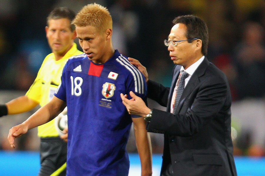 岡田武史監督が本田圭佑の1トップ抜擢を回想【写真：Getty Images】