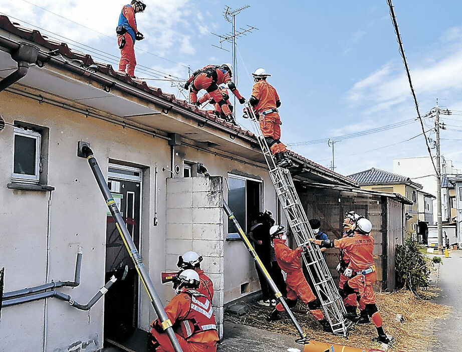 救助訓練に取り組む救助隊ら＝小松市下粟津町