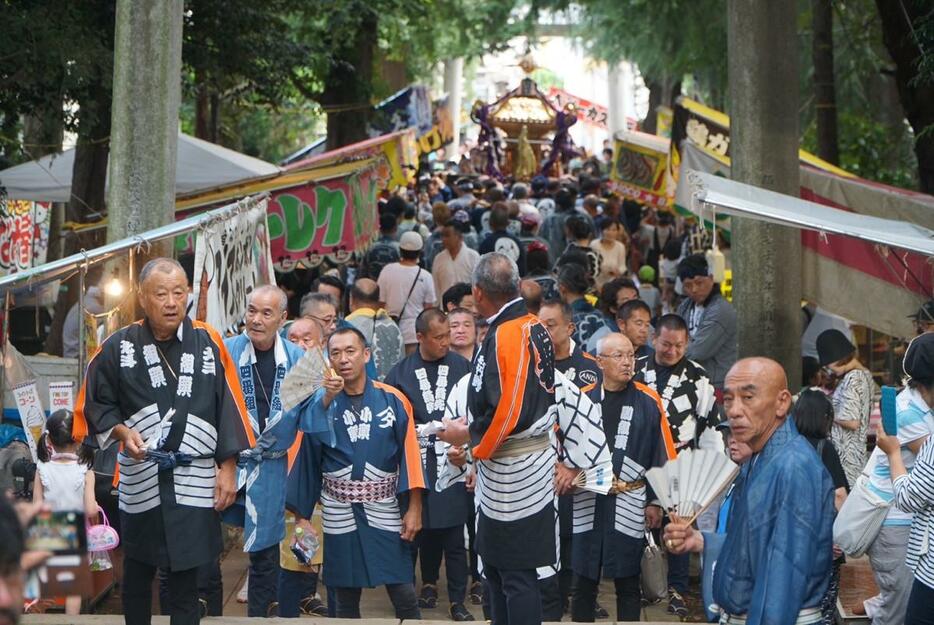 宮入りでは江戸消防記念会の会員らによる木やりが披露された