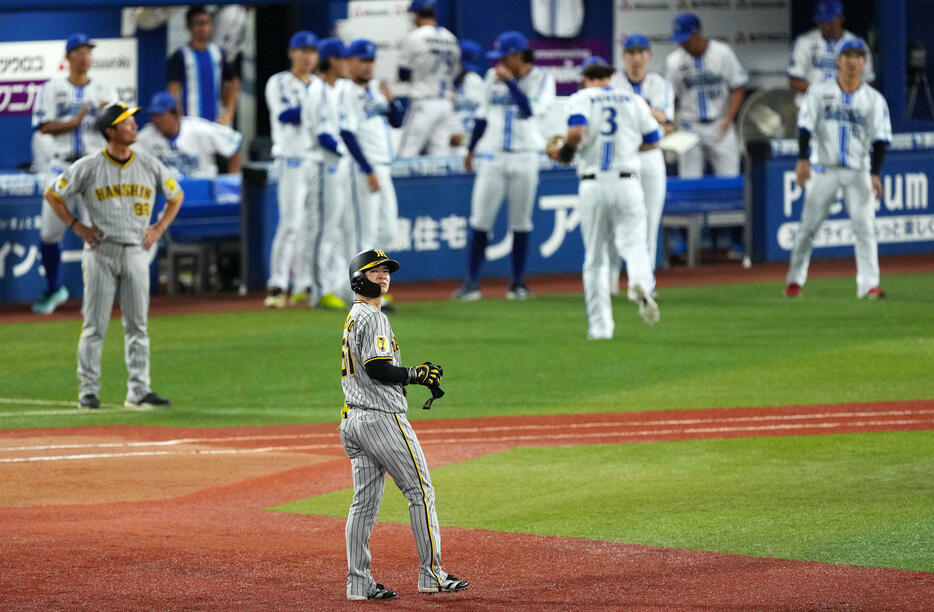 DeNA対阪神　8回表阪神2死満塁、右飛に倒れ悔しげな表情を浮かべる中野（撮影・横山健太）