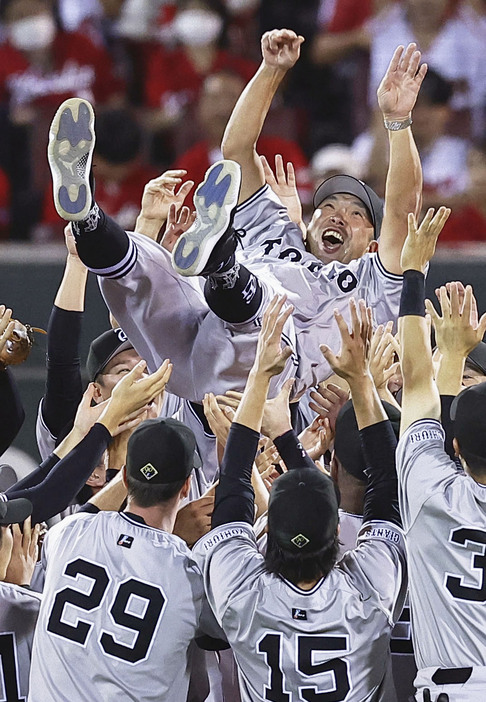 プロ野球セ・リーグで4年ぶりの優勝を決め、胴上げされる巨人の阿部慎之助監督＝28日、マツダスタジアム