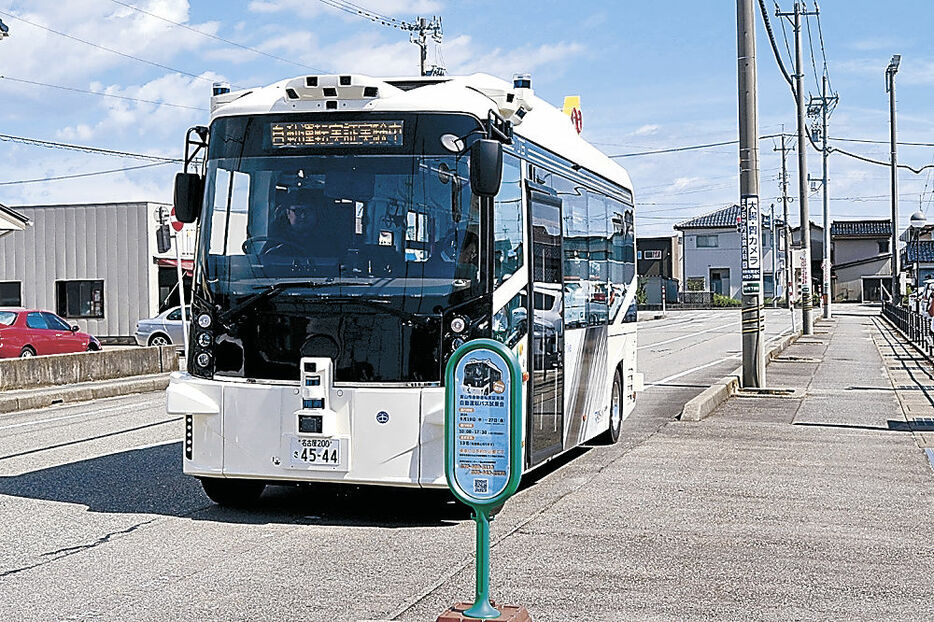 富山市が実証実験している自動運転バス＝富山市婦中町下坂倉