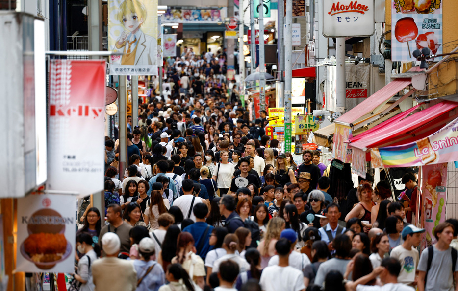 　 ９月１８日、  政府は９月の月例経済報告で、景気の総括判断を「一部に足踏みが残るものの、緩やかに回復している」とし、８月の判断を据え置いた。都内の竹下通りで８月撮影（２０２４年　ロイター/Willy Kurniawan）