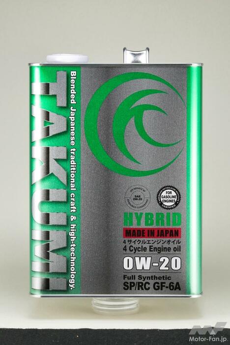 PA0とHIVIを配合した全合成油TAKUMI MOTOROIL『HYBRID 0W-20（実勢価格:4990円・4L/税込）』。粘度は0W-20のほか、0W-16や0W-30も設定。API SP/ ILSAC GF-6に適合。