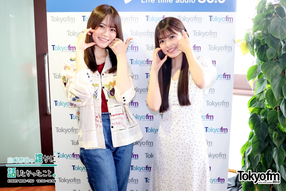 （左から）パーソナリティの山崎怜奈、小川彩さん