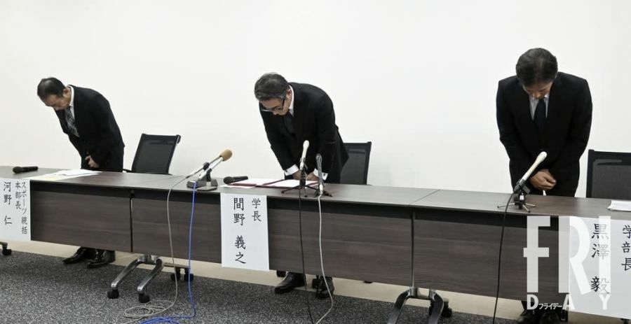 カヤック遭難騒動について、記者会見で謝罪するびわこ成蹊スポーツ大学の関係者たち