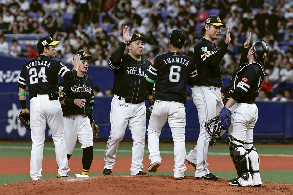 オリックスに勝利しタッチするソフトバンクナイン＝京セラドーム