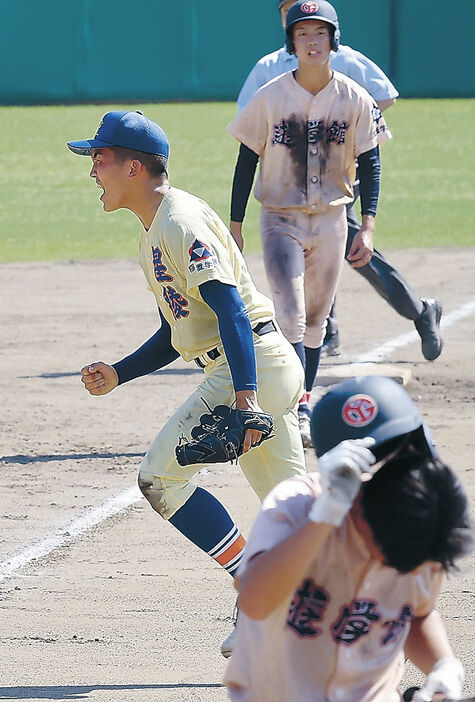 延長十一回裏のピンチをしのぎ雄叫びを上げる星稜のエース道本＝県立野球場