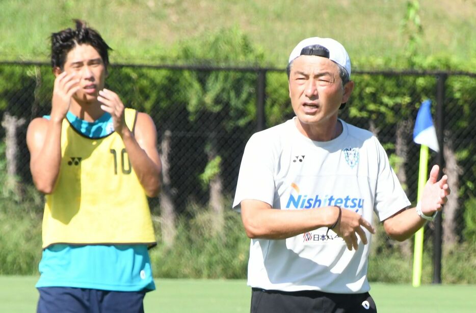 練習で選手に指示するJ1福岡の長谷部監督（右）