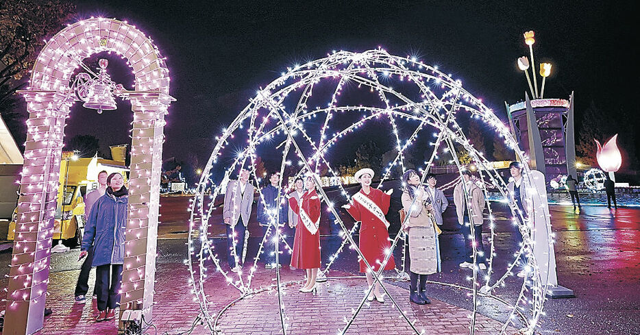 イルミネーションを楽しむ来場者＝昨年１１月、砺波チューリップ公園