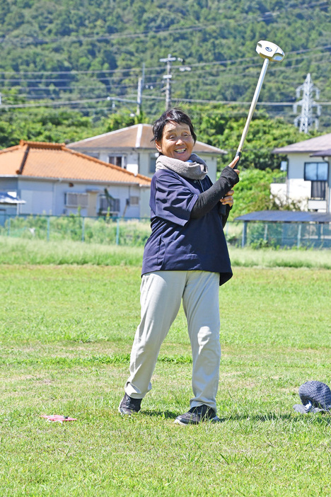 グラウンドゴルフもはつらつとプレー＝鴨川