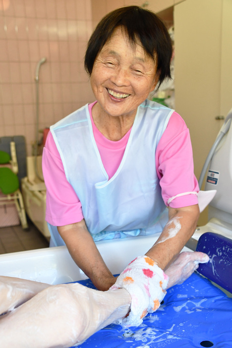 入浴の介助をする小板橋さん＝南房総