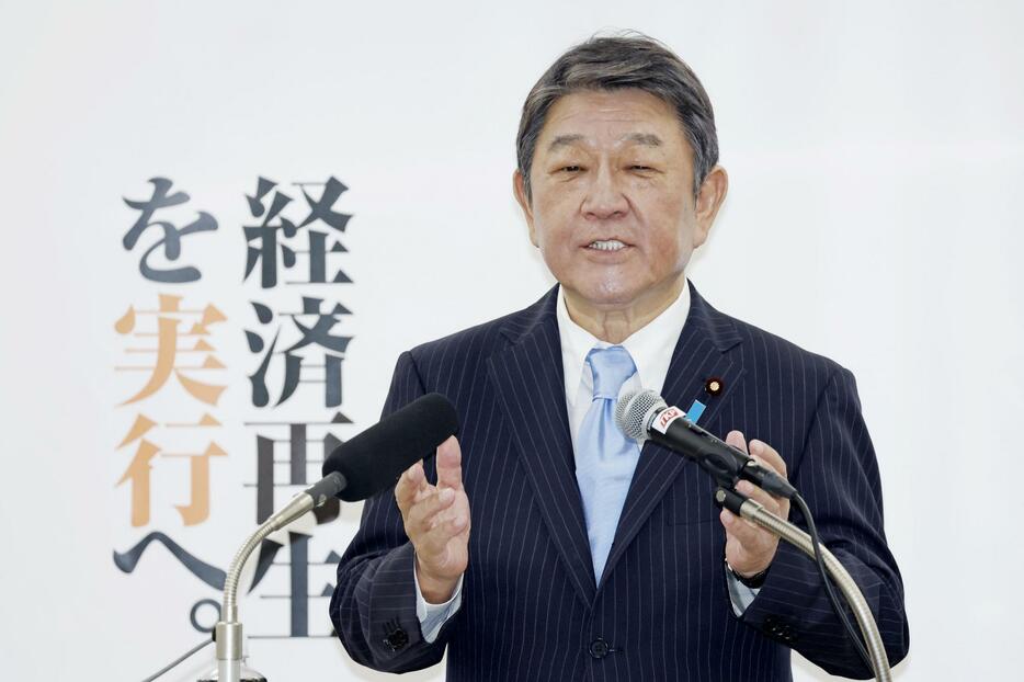 記者会見で自民党総裁選への立候補を表明する茂木幹事長＝4日午後、東京都港区