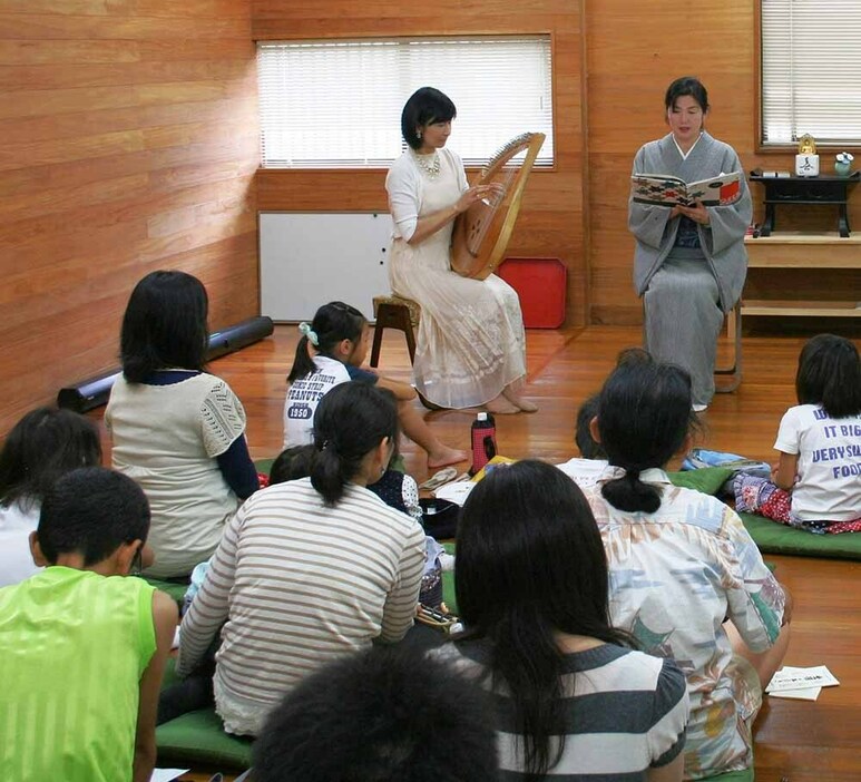 建長寺で千回を迎える土曜朗読会の過去の様子（日本語の美しさを伝える会提供）