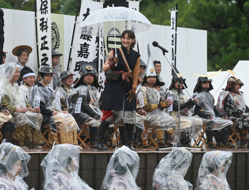 雨の中、「さすけねえか」と周囲を気遣う綾瀬はるかさん＝会津若松市追手町の鶴ケ城で2024年9月22日午前10時38分、錦織祐一撮影