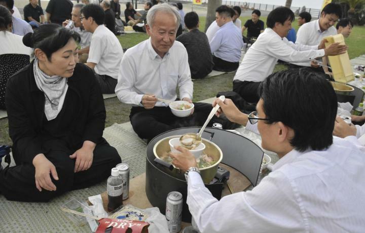 地元産の削り節を使っただしが自慢のいもたきを味わう招待客ら