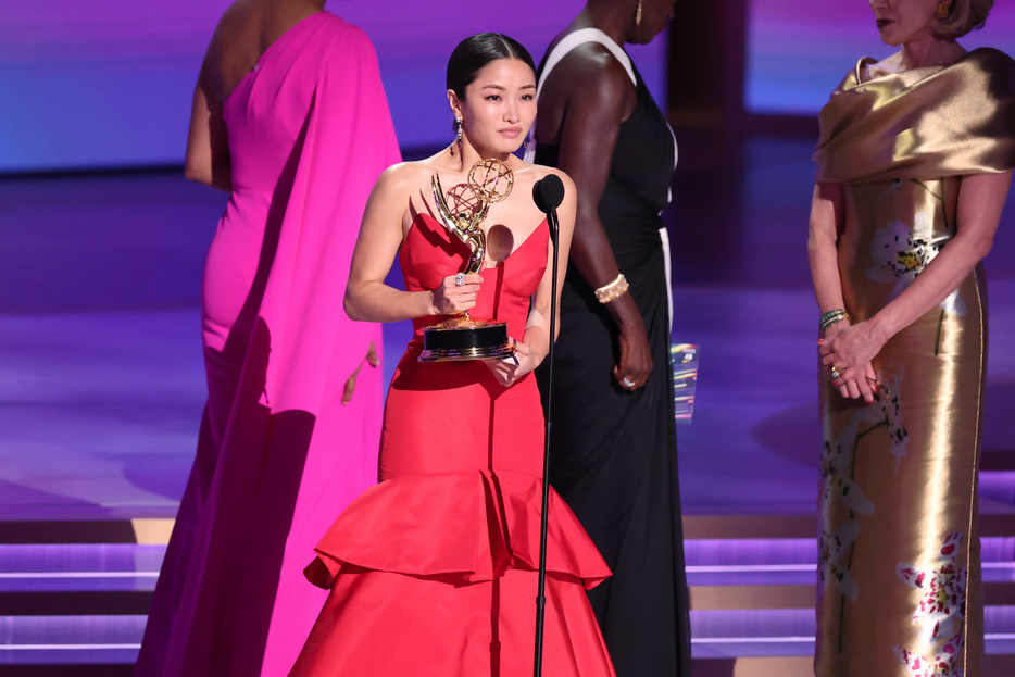 受賞スピーチ時のアンナ・サワイ - Christopher Polk / Variety via Getty Images