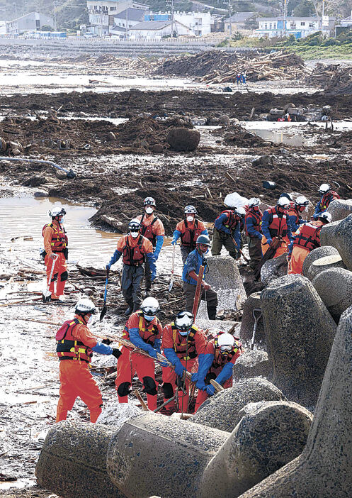 不明者を捜索する消防隊員＝３０日午前８時５０分、輪島市内の海岸