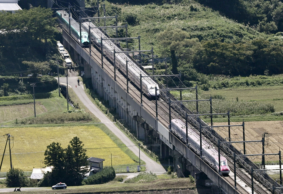 走行中に連結が外れ、分離して緊急停車した東北新幹線上りのはやぶさ6号（上左）とこまち6号（下）＝19日午前、宮城県大崎市