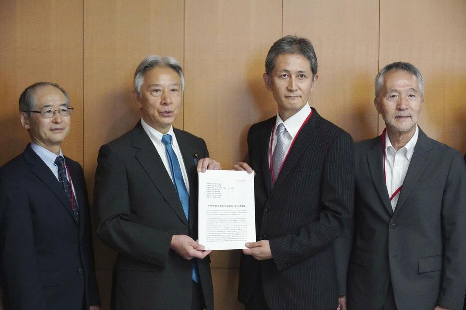 盛山文科相（中央左）に要望書を提出する生物科学学会連合の東原和成代表（同右）ら＝6日、文科省