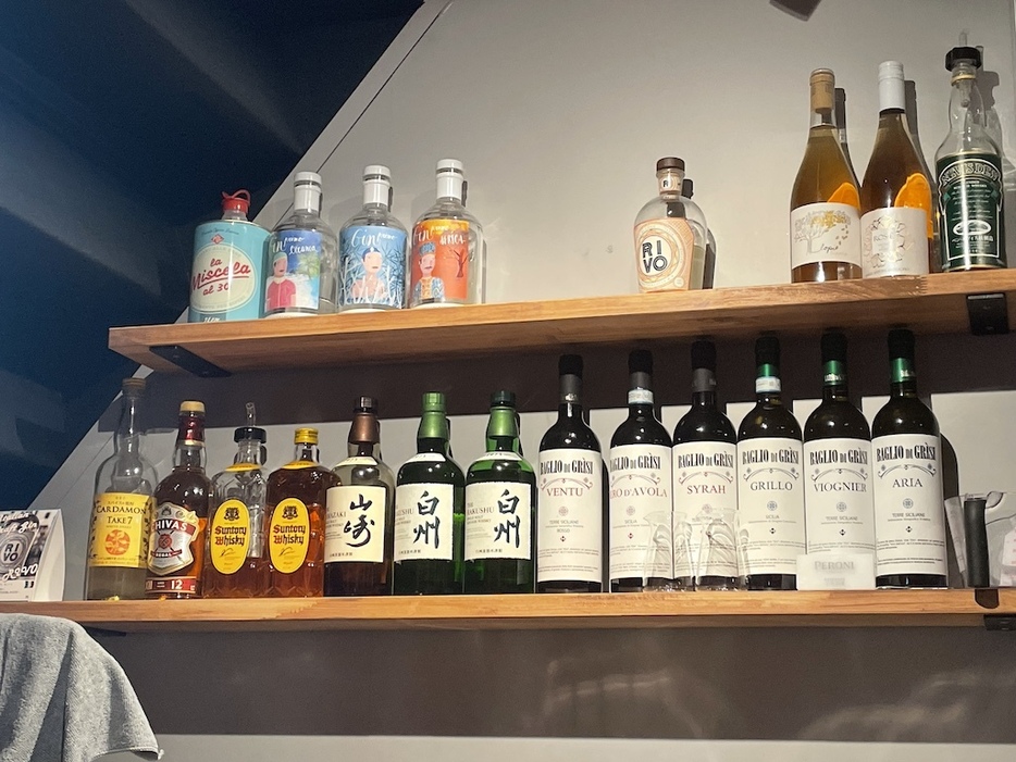 店内の壁のシェルフにはお酒がずらり